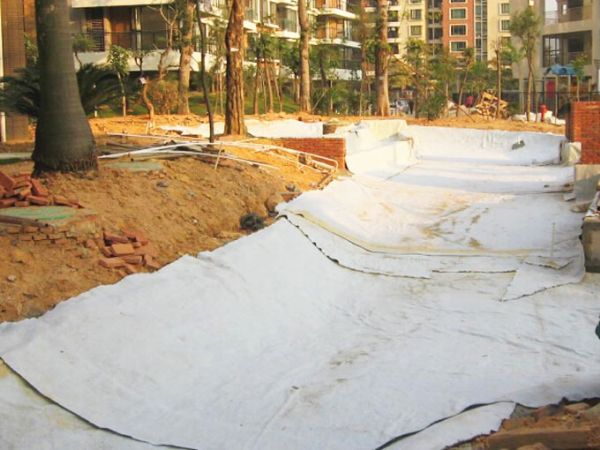 住宅區(qū)景觀湖防水毯施工現(xiàn)場